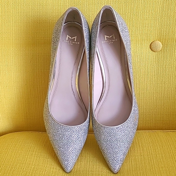 MARC FISHER SILVER BLOCK HEEL SHOES. - Picture 2 of 6
